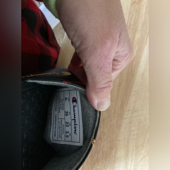 Champion slides in 4Y. Black with pink, blue & yellow accents - Picture 4 of 4